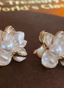 Cercei Aurii Eleganti Model Floare cu Perla